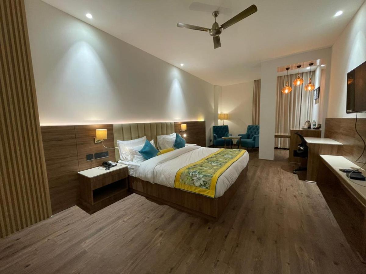 Hotel Casa Divine Izatnagar Kültér fotó